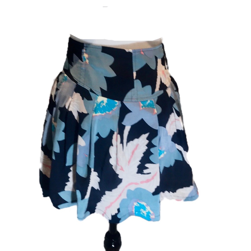 “FREE PEOPLE” Short Floral Skirt.